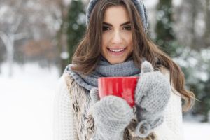 Winter Frau mit heißer Tasse Tee